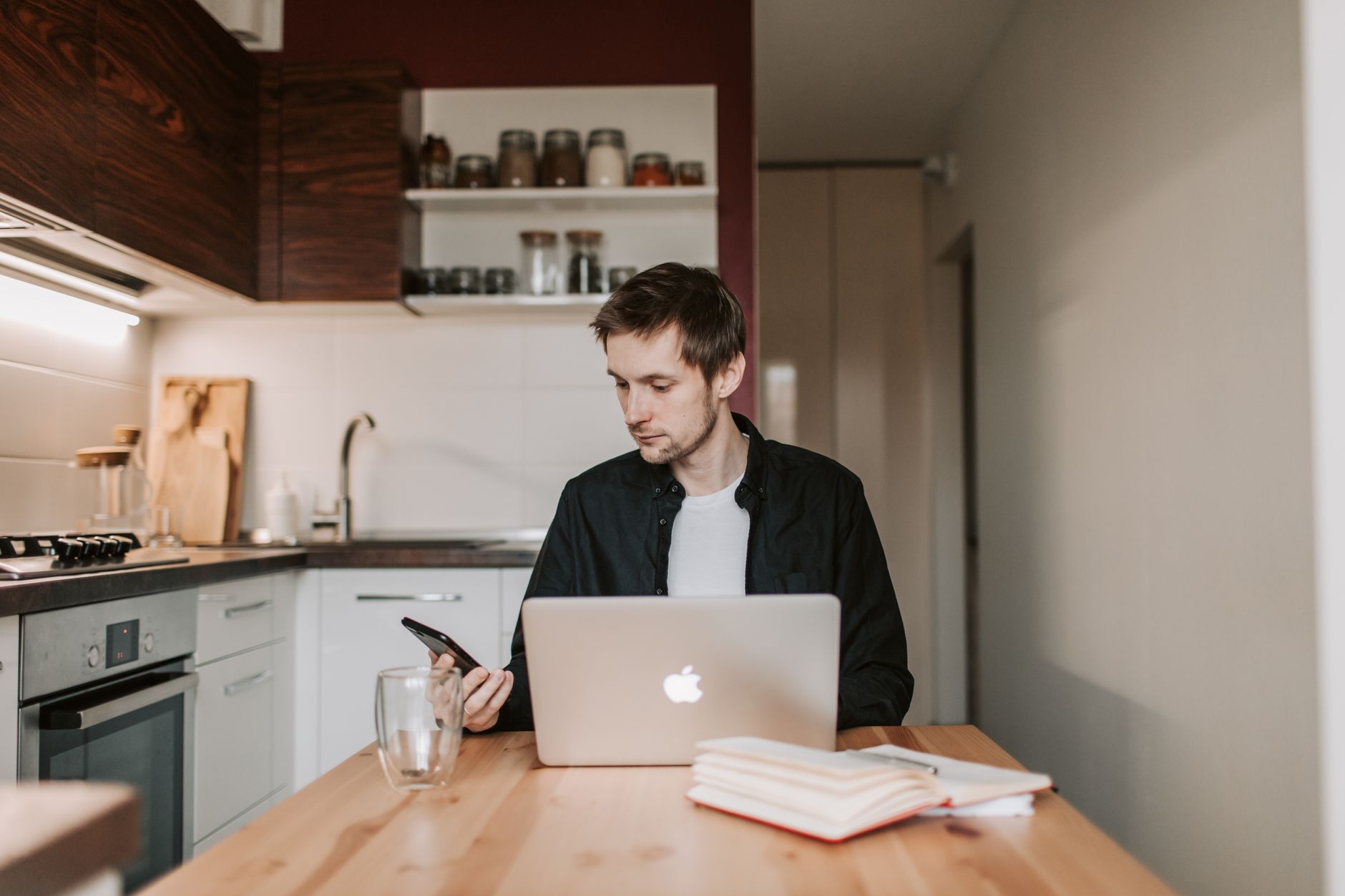 Profissional pesquisando vagas remotas em um notebook na mesa de home office