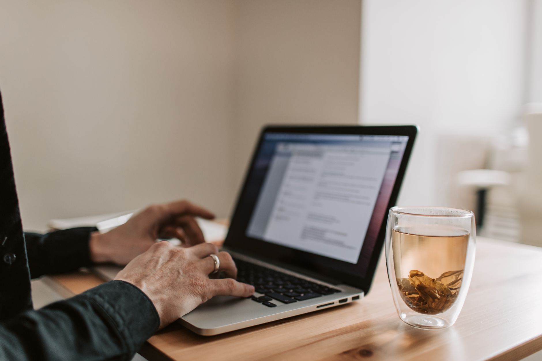Pessoa trabalhando em um laptop com perfil de freelancer aberto em uma mesa de home office