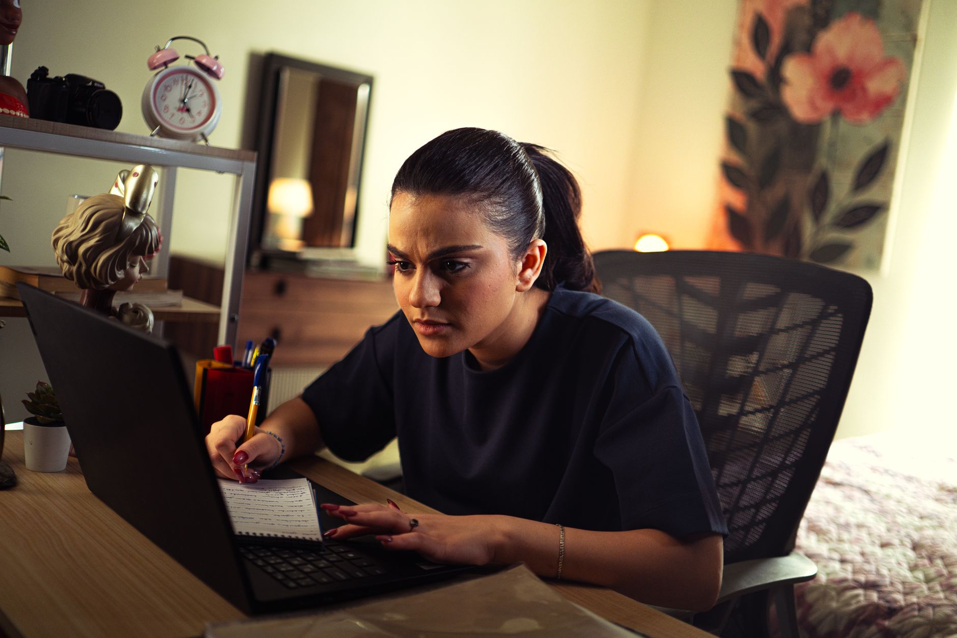 Redatora trabalhando em um laptop em uma mesa organizada de home office