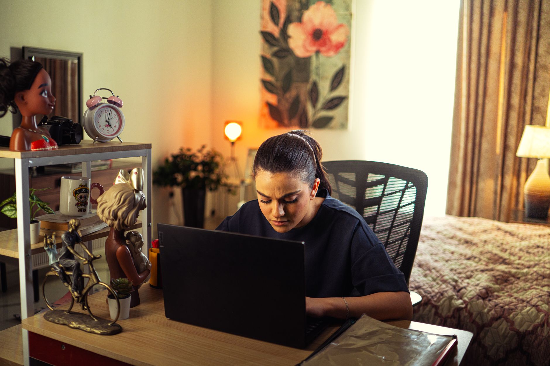 Profissional trabalhando em um laptop em uma mesa organizada de home office