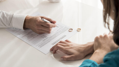 Separacao-e-divorcio-1 O fim do isolamento social causado pela Covid-19 e o retorno das famílias à normalidade de suas rotinas de trabalho e estudo podem ser algumas das razões que fizeram com que o número de divórcios realizados em Cartórios de Notas