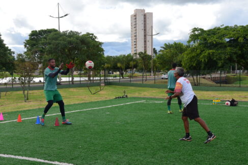 TIN_0374 A equipe Sub-20 do Barretos Esporte Clube que vai disputar a Copa São Paulo de Futebol Júnior, a partir do dia 3 de janeiro, comandada pelo técnico barretense Wagner Campanholo, o Waguinho, vem treinando em ritmo forte para a disputa da primeira fase dos jogos do Grupo 7