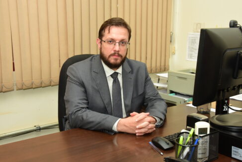 RECONHECIMENTO: Promotor Tiago Dutra Fonseca é integrante do GAECO O Promotor Tiago Dutra Fonseca da 6ª Promotoria de Barretos deu parecer favorável ao pedido de exoneração do chefe de gabinete, André Ribeiro de Mendonça