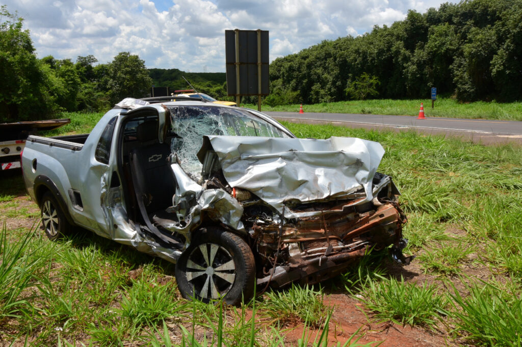 Motorista com sinais de embriaguez fica preso às ferragens após colisão  frontal 