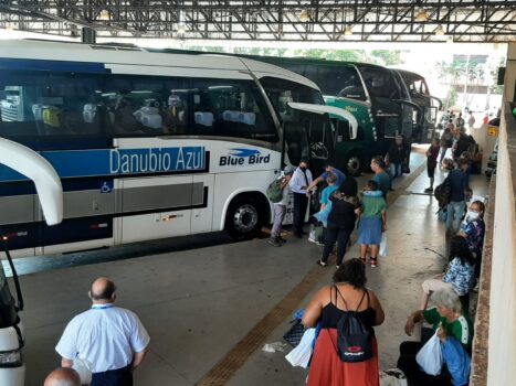 FESTAS – Movimentação no Terminal Rodoviário na manhã de ontem (Roberto José ) Após o período de pandemia da Covid-19, algumas linhas intermunicipais que partem do Terminal Rodoviário de Barretos deixaram de operar, devido à falta de passageiros e muitos trabalhadores passarem a atuar também em home office.