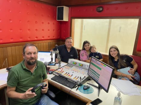 WhatsApp Image 2022-12-29 at 11.06.16 O empresário Renato Peghim, proprietário da Organização Renato Peghim, acompanhado da esposa Isabely de Santis Peghim e dos filhos Lara e Antônio, sortearam na manhã desta quinta (29), durante o programa do Capucho, apresentado pelo radialista Giuliano Capucho.
