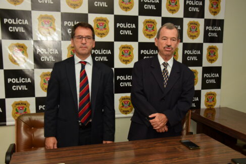 TIN_4649 O novo diretor do Departamento de Polícia Judiciária de São Paulo – Deinter 3 – delegado Jorge Amaro Cury Neto esteve pessoalmente na tarde de ontem (19), visitando a Seccional de Polícia de Barretos, onde apresentou o novo delegado Seccional, dr. Antônio Mestre Júnior, que será responsável pela área que abrange 11 cidades.
