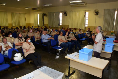 TIN_4771 Os agentes do Controle de Vetores da Secretaria de Saúde participaram na manhã de ontem, de um treinamento sobre captura segura de escorpiões, no auditório da ETEC Raphael Brandão.