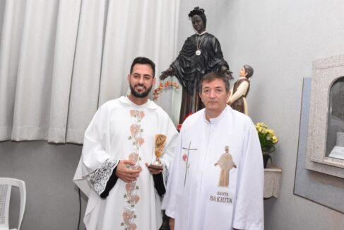 Padres Ronaldo Miguel e Deonísio Helko irão celebrar missas na Capela de Santa Bakhita Os cemitérios de Barretos irão receber uma grande visitação no próximo domingo (12), em virtude do Dia das Mães.