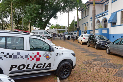 Treinamento da PM PM simula resgate de reféns em escola de Barretos