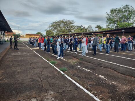 TG 1 (1) O Tiro de Guerra de Barretos recebeu na manhã desta quinta-feira (23), um grupo de aproximadamente 300 jovens que passaram pela seleção complementar final para definição dos 100 atiradores que irão servir o Exército Brasileiro neste ano de 2023.