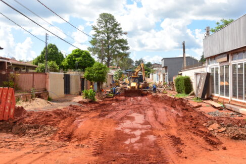 TIN_8922 A reportagem do Jornal O Diário visitou na tarde de ontem, as obras antienchentes que estão sendo executadas pela Prefeitura de Barretos, através da Secretaria de Obras, SAAE e empresas contratadas.