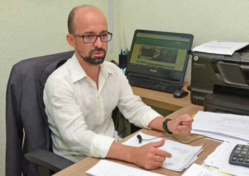Jailton Rodrigues explicou que reajuste contemplará todo o funcionalismo municipal A reunião realizada na última sexta-feira (31), entre a Comissão de Professores, Comissão Geral, Sindicato dos Servidores com o prefeito de Barretos, Odair Silva