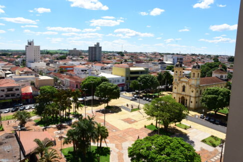 ÁREA CENTRAL: Vista da praça Francisco Barreto que será remodelada pela prefeitura <strong>Revitalização da praça central tem custo estimado de R$ 7,6 milhões</strong>