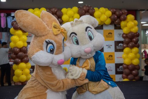 A chegada dos Coelhos da Páscoa no North Shopping foi um sucesso. Os “fofinhos” fizeram a alegria das crianças que registraram o momento em sessão de fotos. Ah! E atendendo aos muitos pedidos, as fofuras voltam ao Centro de Compras nos dias 19 e 26 de março e 2 de abril sempre das 15 às 17 horas. Lindos! Coelhos da Páscoa são atração no North Shopping