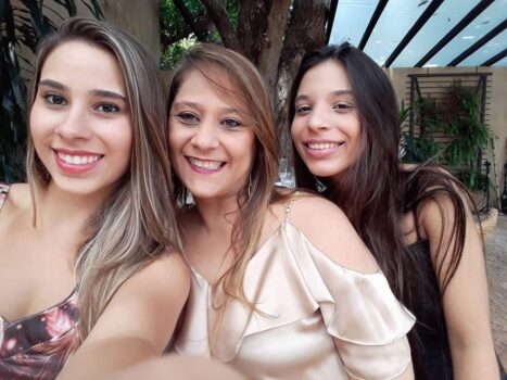 Dia de festa para Gisele Guimarães que celebra o melhor da vida com as filhas Bia e Duda, demais familiares e amigos. Parabéns! Parabéns para Gisele