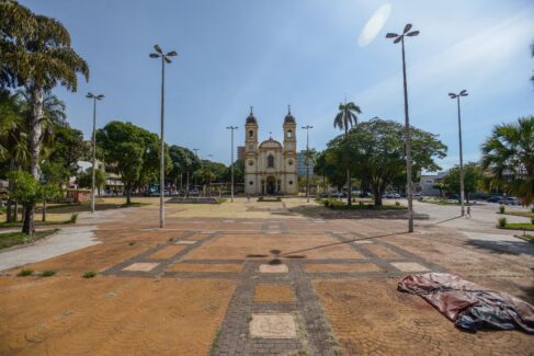 Praça O secretário de Planejamento, Carlos Henrique Lúcio, informou o início das obras de revitalização da praça Francisco Barreto.