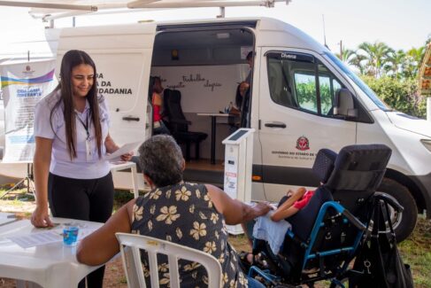 Van Do Projeto Cidadania Itinerante Oferece Serviços Gratuitos - O ...