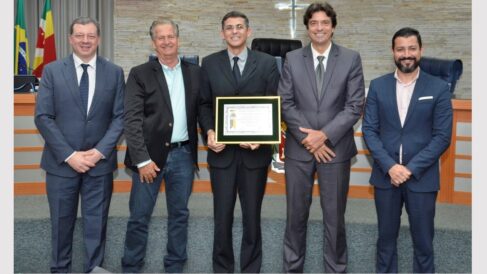 Dr. Carlos Veo recebeu título na foto com o dr. Luiz Gustavo, vereadores Nestor e Lupa e secretário Thyago Abraão Médico do Hospital de Amor recebe título de cidadão barretense