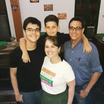 Dia especial para Viviane Theodoro que celebra idade nova na especial companhia do marido Fred e dos filhos João Arthur e Felipe. Parabéns! Parabéns para Viviane
