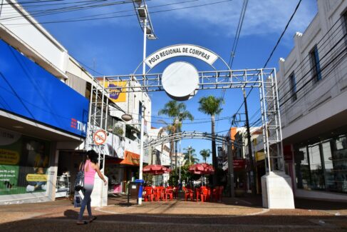 JMM_1864 Comércio e supermercados fecham no feriado de 1º de maio
