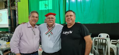 Os amigos Odair Silva e Renato Peghim comemoram com o padre Costante Gualdi o sucesso da 24ª edição da Festa Italiana. O evento na praça do Rosário foi um sucesso com apoio da comunidade e colaboradores voluntários Amigos na Festa Italiana
