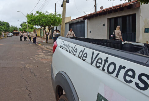 Profissionais do Controle de Vetores atuam nos bairros para prevenção ao Aedes Os números de casos de dengue e chikungunya foram informados pela Secretaria de Saúde até o dia 15.
