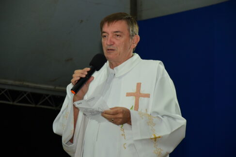 Padre Deonisio celebrará missa no Cemitério Municipal A Comunidade Católica da Paróquia Santo Antônio de Pádua está divulgando que está em andamento o tradicional tríduo realizado todos os anos em comemoração ao padroeiro, na Igreja dedicada ao santo no bairro Christiano Carvalho.