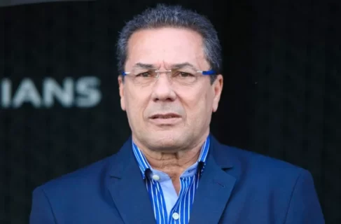 luxemburgo-e-o-novo-tecnico-do-corinthians-para-pj A diretora do Corinthians anunciou na tarde desta quarta-feira (27), a saída do treinador Vanderlei Luxemburgo. O técnico deixa o comando da equipe, após o empate com o Fortaleza em 1 a 1, na Neo Química Arena.