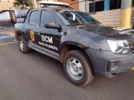Viatura da Guarda Municipal de Guaíra em frente o Plantão Policial em Barretos Os Guardas Municipais de Claudemir e Adriano conduziram preso um motorista que foi flagrado dirigindo embriagado na madrugada de sexta (25).