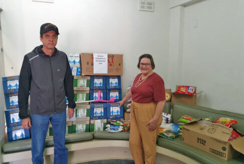 Escrivão Lucio Flavio Scannavino e a presidente Cintia Storto Mourelo junto aos alimentos arrecadados Polícia Civil entrega doação de alimentos para entidade