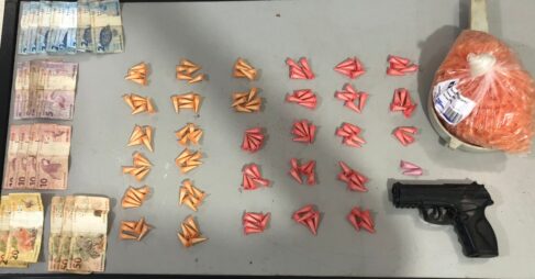 Policiais encontraram 151 microtubos de cocaína, dinheiro, simulacro de pistola e material relacionado ao tráfico registro