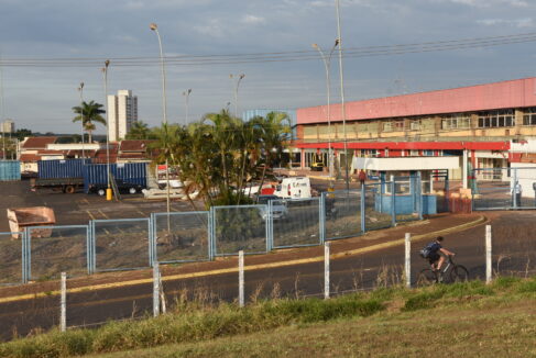 TIN_0547 As obras do prédio que abrigará o Paulistão Atacadista em Barretos estão em andamento no antigo Extra. Iniciativa da rede Savegnago, o novo empreendimento deve ser inaugurado até novembro, gerando nova opção de compras para os consumidores.