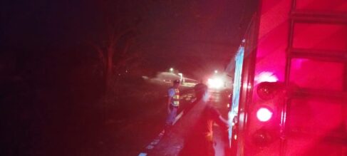 Bombeiros apagam fogo em carga na rodovia Assis Chateaubriand (Foto: Divulgação – O Diário de Barretos) Bombeiros apagam fogo em carga na rodovia Assis Chateaubriand (Foto: Divulgação - O Diário de Barretos)