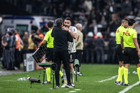 renato_augusto_abracando_o_tecnico_vanderlei_s6nv A equipe do Corinthians saiu na frente no primeiro jogo da semifinal da Copa do Brasil, na Neo Química Arena, ao vencer o São Paulo pelo placar de 2 a 1.