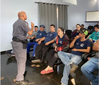 Aula APAE A Polícia Militar iniciou neste segundo semestre as aulas do PROERD (Programa Educacional de Resistência às Drogas e à Violência).