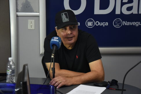 TIN_6874 Em entrevista ao vivo a BRTVMax na Arena de Rodeios do Parque do Peão, o presidente da Liga Nacional de Rodeio e diretor de rodeios de Os Independentes, Marcos Abud, afirmou que dos cerca de 90 peões que estão disputando as finais da Liga Nacional de Rodeio representam 16 estados brasileiros.