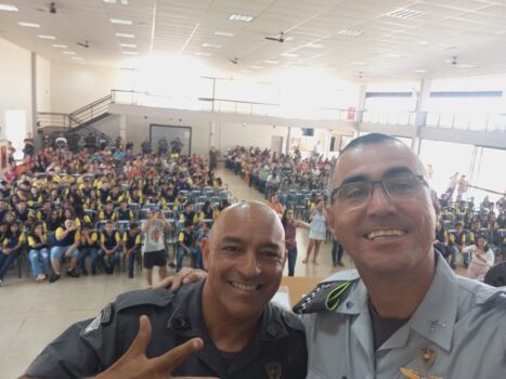 WhatsApp Image 2023-08-03 at 15.46.25 Com a coordenação do soldado Marcelo Fonseca, aconteceu ontem em Guaíra, a formatura de 300 alunos no curso do PROERD (Programa Educacional de Resistência às Drogas e à Violência).