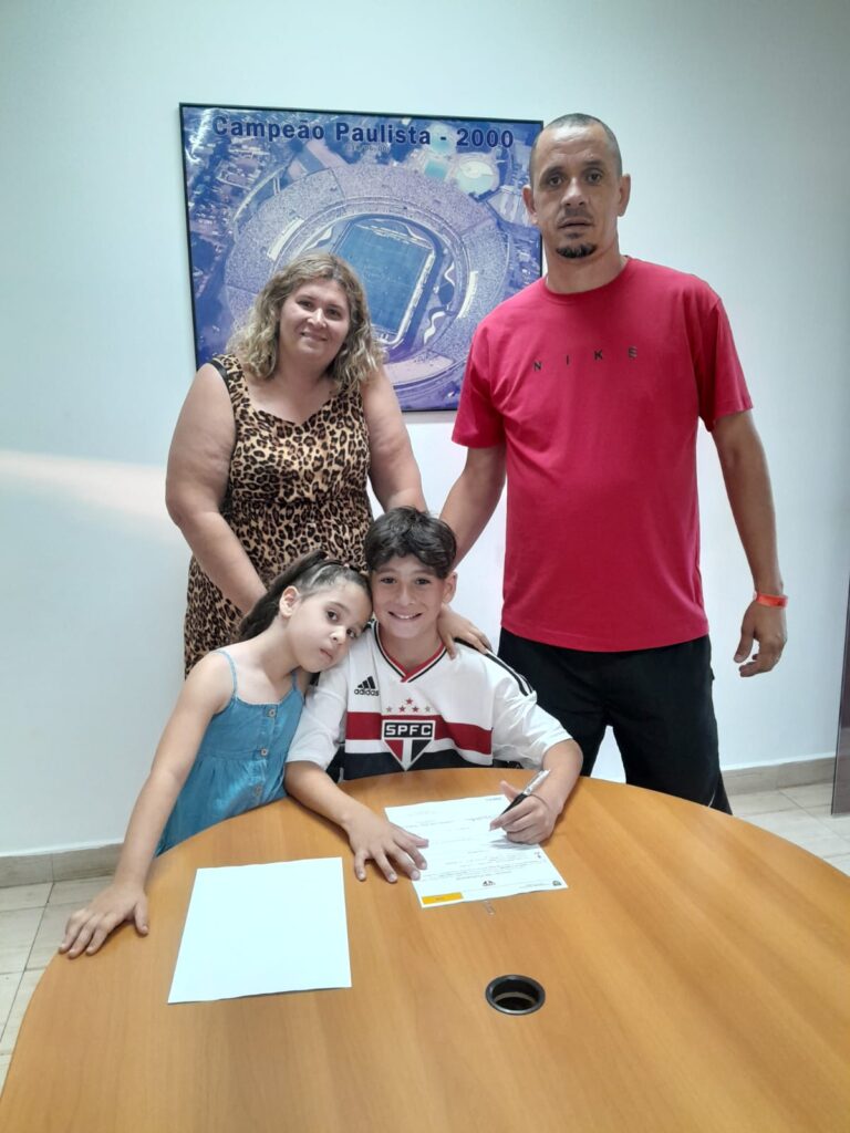 O barretense Wagner Aparecido Ferreira Filho, 10 anos, assinou contrato com o São Paulo Futebol Clube, nesta sexta-feira (4).