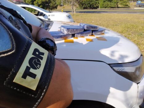 Polícia Rodoviária detém mulher com pasta base de cocaína em ônibus (Foto: Divulgação – O Diário de Barretos) Polícia Rodoviária detém mulher com pasta base de cocaína em ônibus (Foto: Divulgação - O Diário de Barretos)