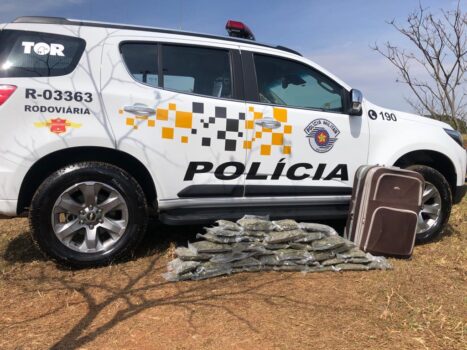 Polícia Rodoviária detém passageiro e apreende mais 9,5kg de droga (Foto: Divulgação – O Diário de Barretos) Polícia Rodoviária detém passageiro e apreende mais 9,5kg de droga (Foto: Divulgação - O Diário de Barretos)