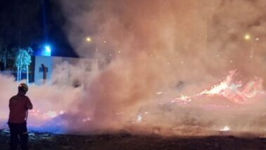 Bombeiros e Defesa Civil apagam incêndio no Distrito Industrial II (Foto: Divulgação - O Diário de Barretos)
