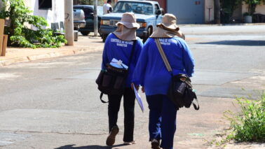 Agentes de Controle de Vetores fazem visitas casa a casa para orientar sobre prevenção de criadouros do mosquito da dengue (Foto: O Diário de Barretos) Agentes de Controle de Vetores fazem visitas casa a casa para orientar sobre prevenção de criadouros do mosquito da dengue (Foto: O Diário de Barretos)