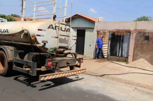 Abastecimento de água através de caminhão pipa em residência de Barretos (Foto: Divulgação – O Diário de Barretos) O SAAE Barretos divulgou uma nota informando que apesar do cenário de crise hídrica que a cidade está enfrentando, não está distribuindo água diretamente na sede da autarquia, como sugere um áudio que circula pelas redes sociais.
