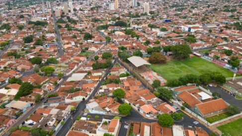 Vista do bairro Gomes que teve recapeamento e agora registra alterações de trânsito (Foto: Divulgação – O Diário de Barretos) A longa estiagem que atinge Barretos completa 112 dias nesta quinta-feira, dia 1º de agosto. O último registro de chuvas no perímetro urbano, registrado pela estação Observa Clima no residencial Minerva