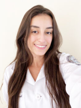 Isadora Martins Ferreira Barrilari, estudante do 4º período do Curso de Medicina da FACISB, orientada pela profª Patricia Modiano O diferencial da rapidez e urgência nas reações anafiláticas