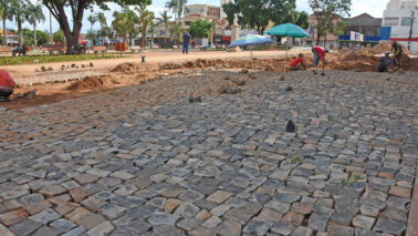 Pedras são reassentadas com junta de dilatação menor, segundo informação da prefeitura (Foto: O Diário de Barretos)