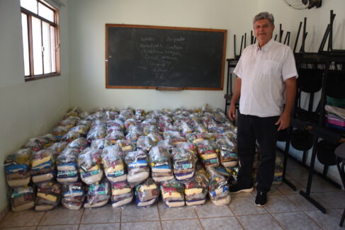 TIN_1317 A Sociedade Espírita 25 de Dezembro realizou neste mês de dezembro, entre os dias 12 e 13, a distribuição de 180 cestas básicas com alimentos e 180 kits de natal incluindo panetone, refrigerante, doce, café, bolachas e sabonetes.