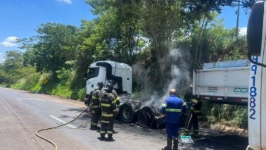 Incêndio em caminhão mobiliza bombeiros na Assis Chateaubriand (/foto : Divulgação - O Diário de Barretos)