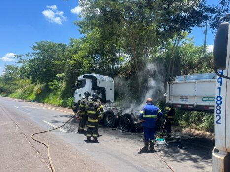 Incêndio em caminhão mobiliza bombeiros na Assis Chateaubriand (/foto : Divulgação – O Diário de Barretos) Incêndio em caminhão mobiliza bombeiros na Assis Chateaubriand (/foto : Divulgação - O Diário de Barretos)